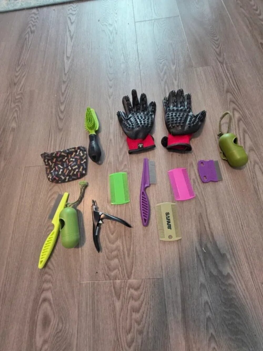 Pet grooming gloves and accessories set